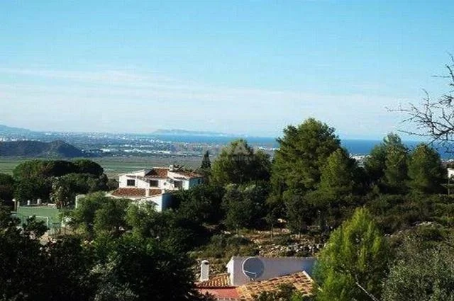 Gran parcela en Monte Pego con vistas
