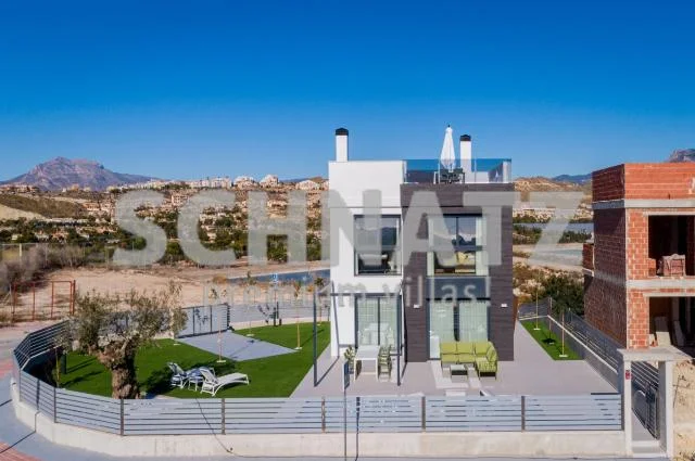 New villa near golf with sea views
