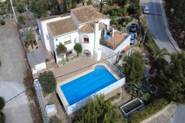 South-facing villa with guest apartment