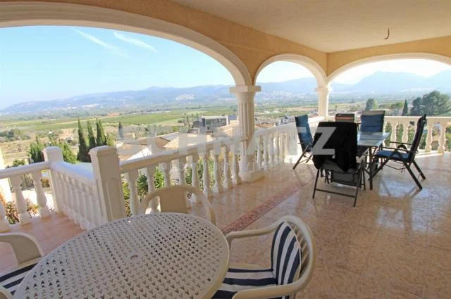 Villa en Tormos con cuatro dormitorios