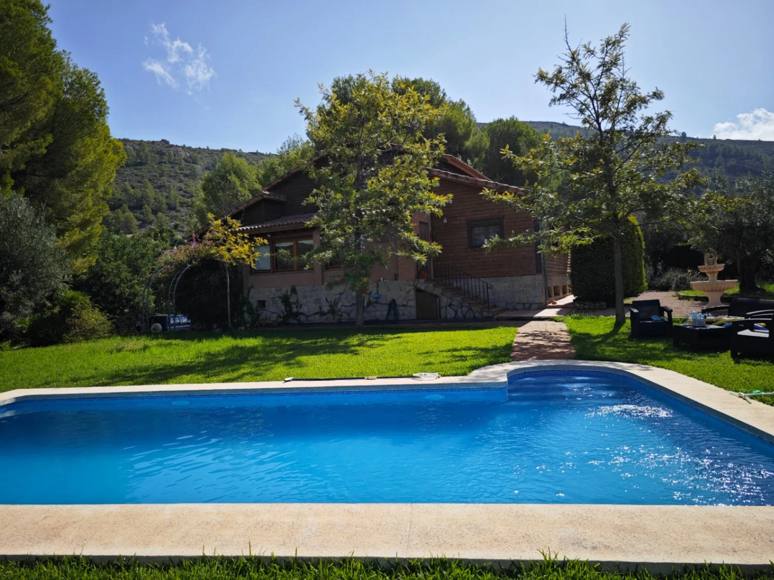 Large country house with equestrian facilities