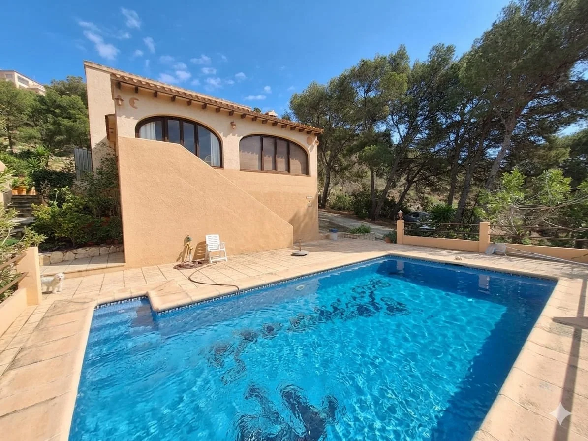 Chalet independiente en Moraira con piscina