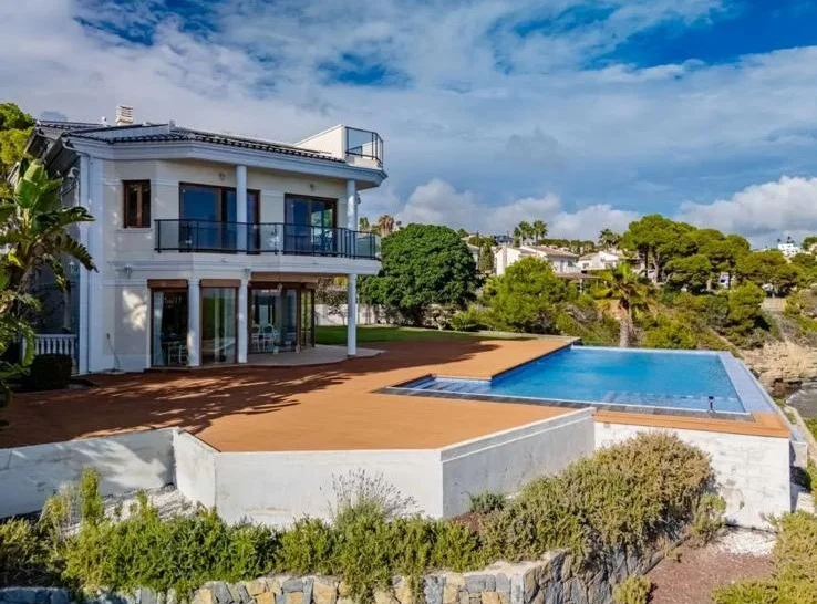 Villa con seis dormitorios y vistas al mar
