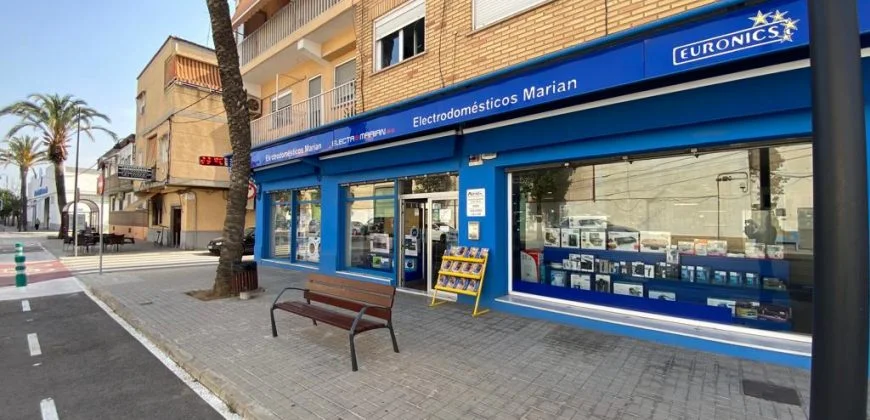 Local comercial luminoso y esquinero, 290 m²