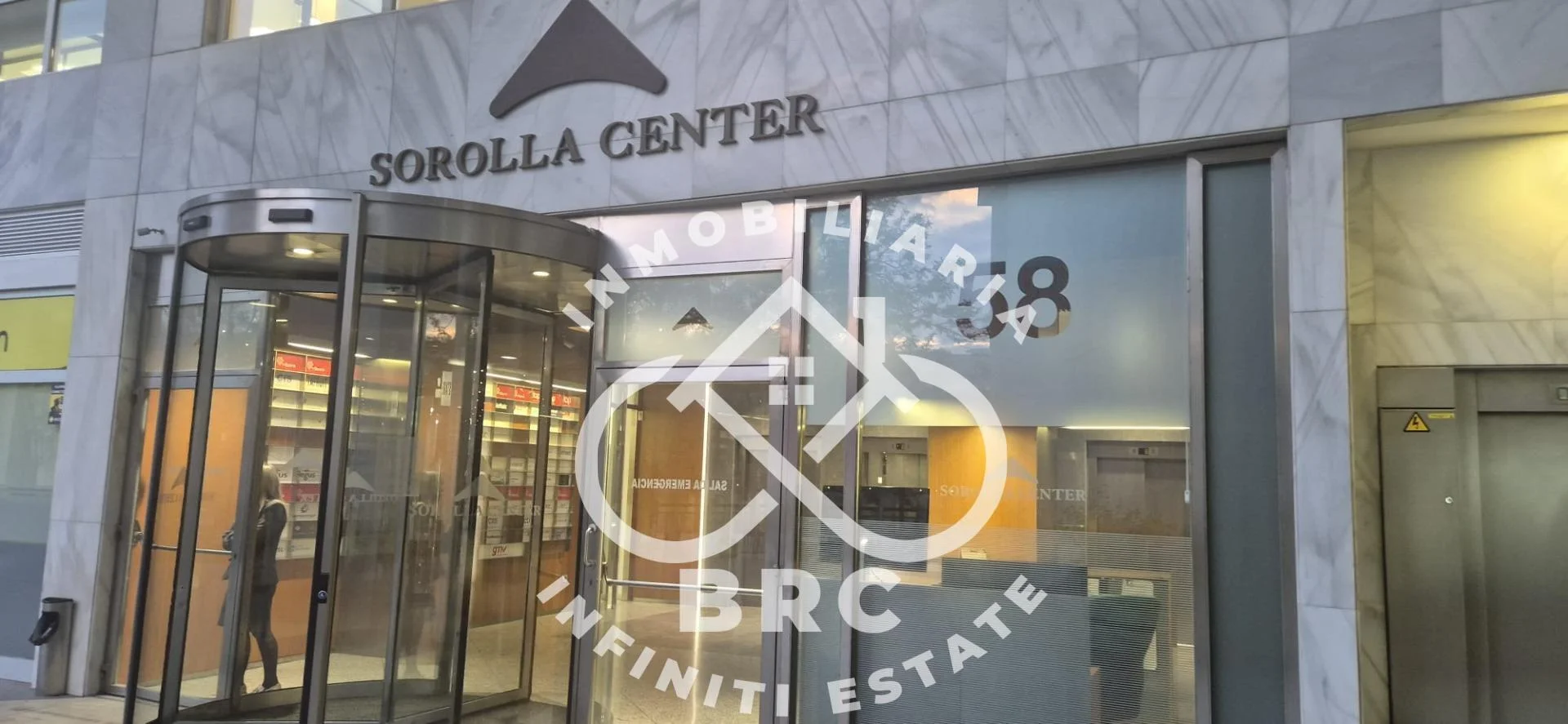 Local comercial exterior y esquinero de 60 m²