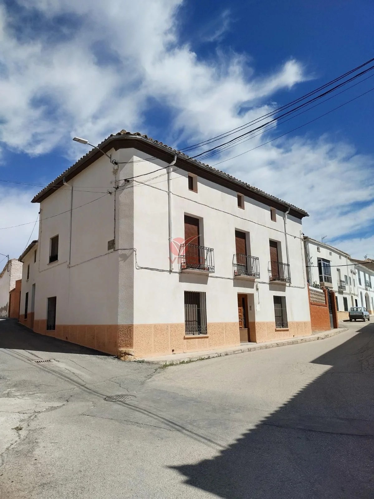 Casa amplia de ocho dormitorios con patio