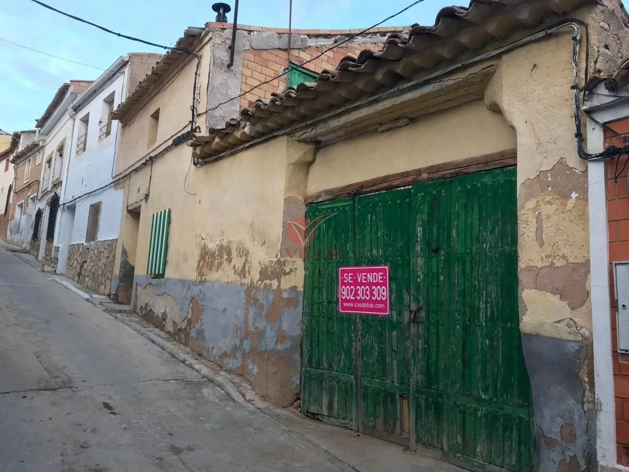 Bank-owned house with 150 m² patio