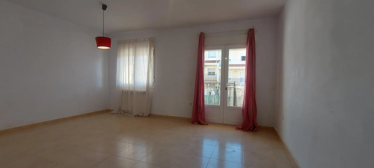 Chalet cuidado con terraza amplia