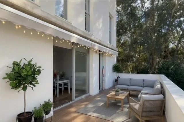 Beachfront apartment with private terrace
