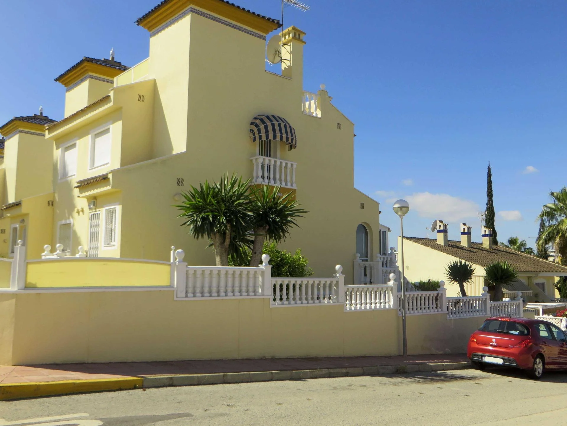 Auction townhouse with communal pool