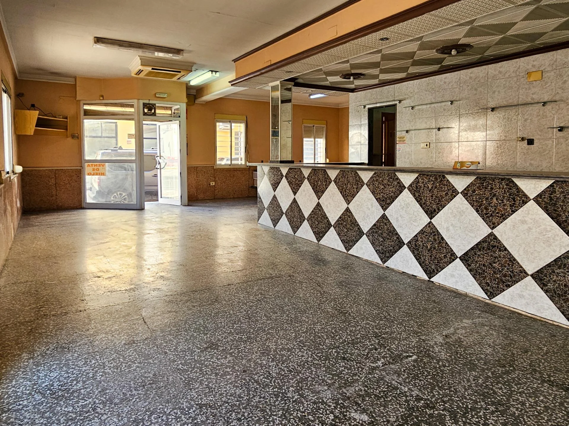 Local comercial reformado de 85 m² en Oliva