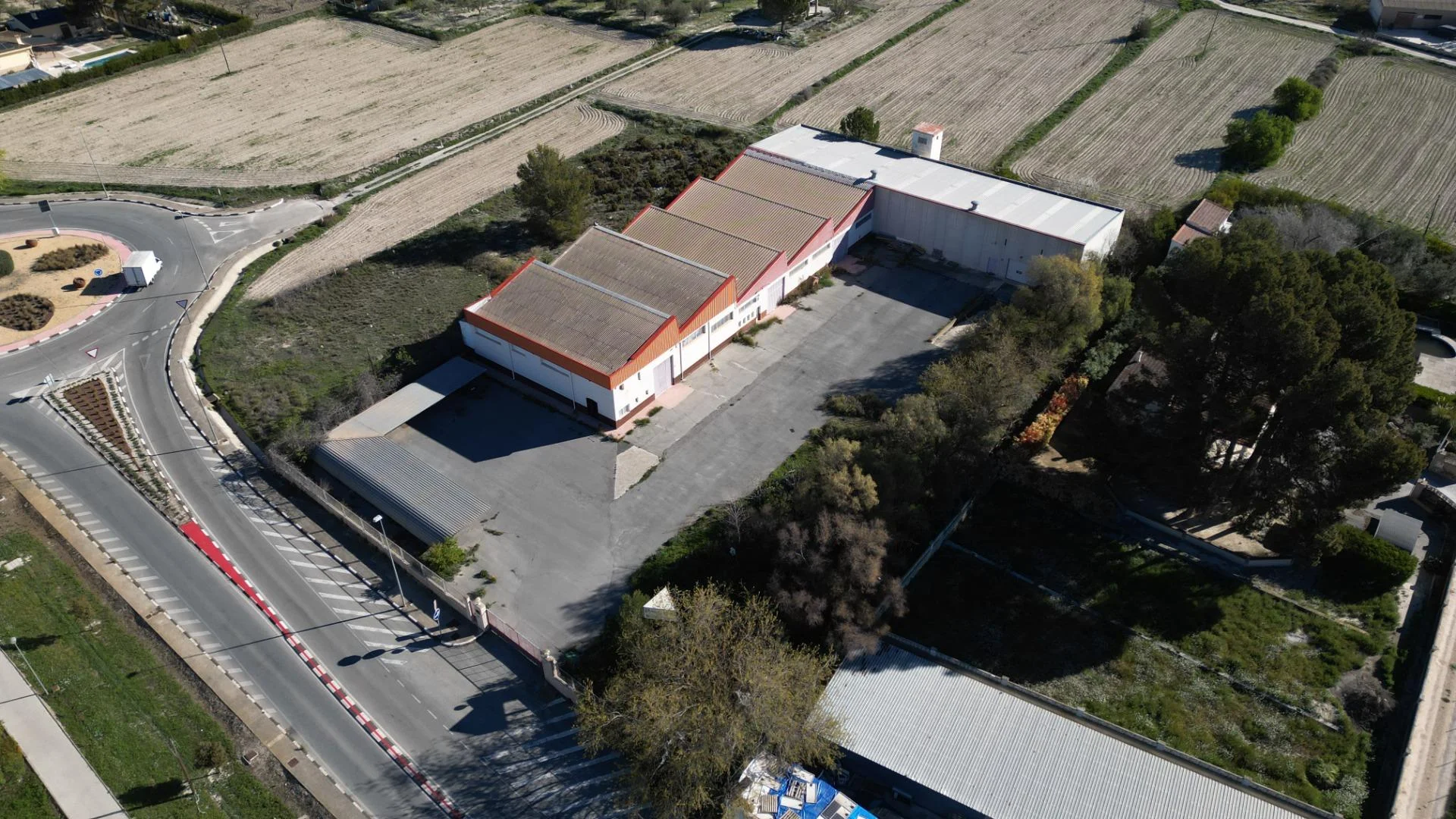Industrial warehouse near Onil, 1,800 m²