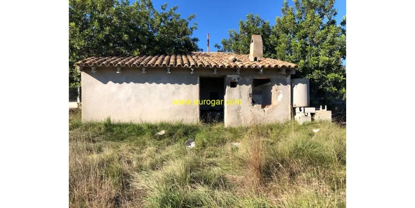 Terreno rústico cerca de Chiva con casita