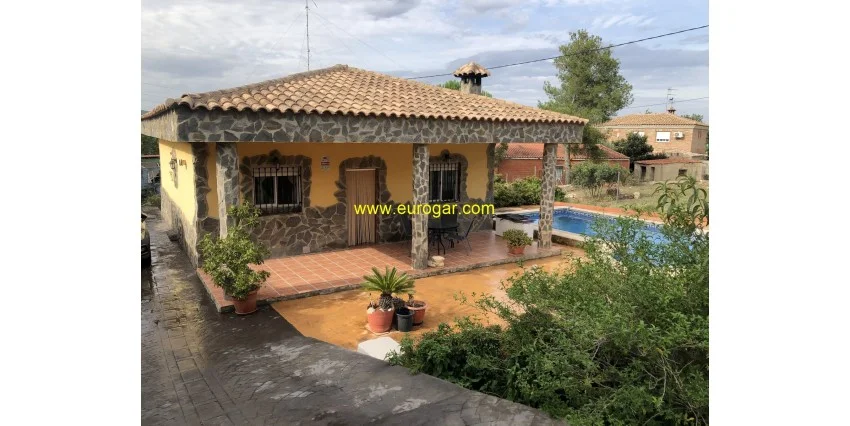 Chalet cerca de Chiva con piscina
