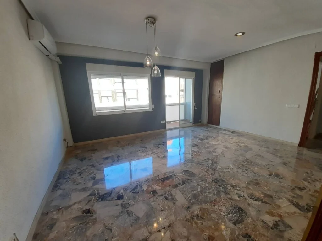 Piso reformado de tres dormitorios en Abastos