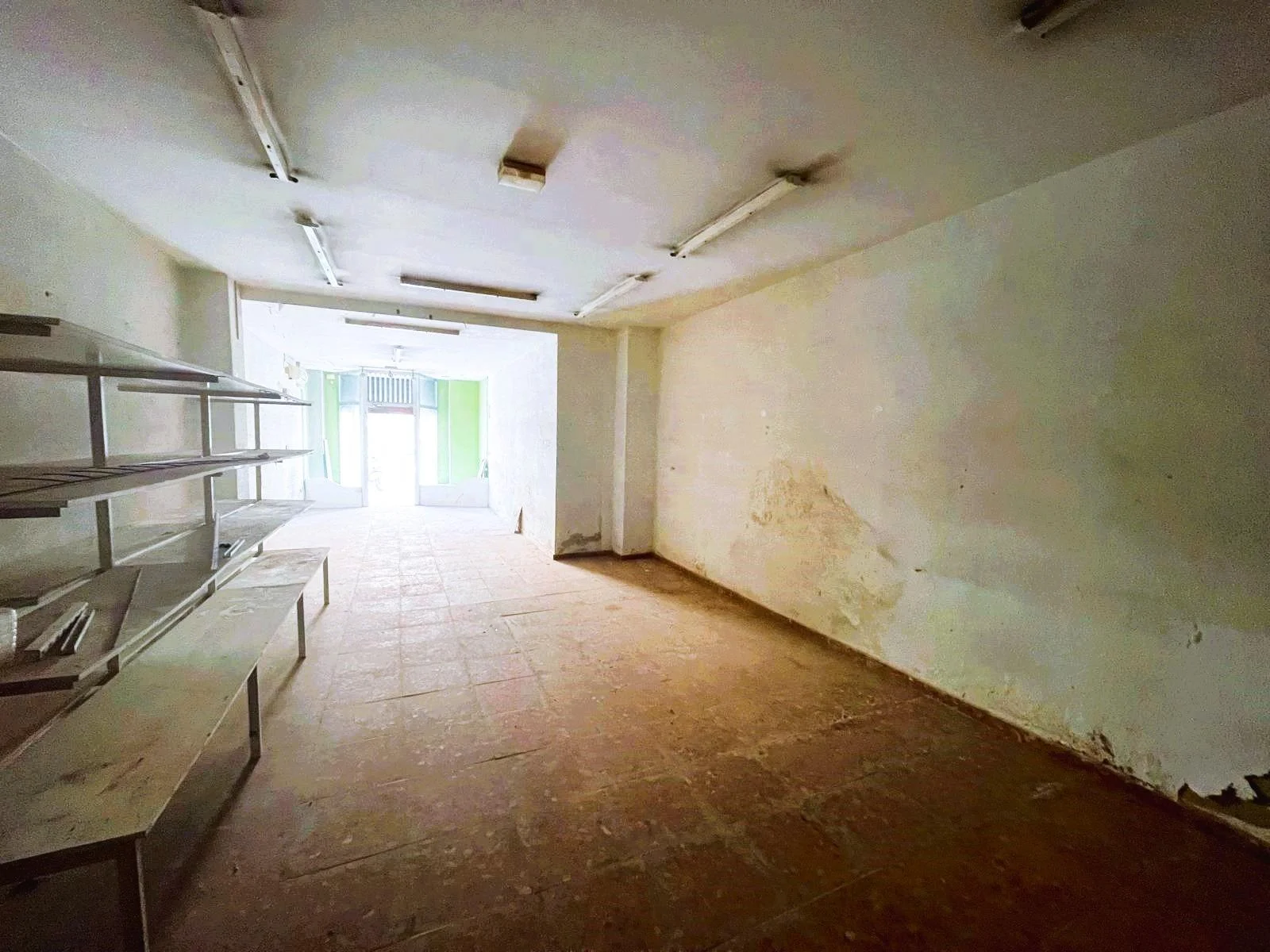 Street-front commercial unit in Manises