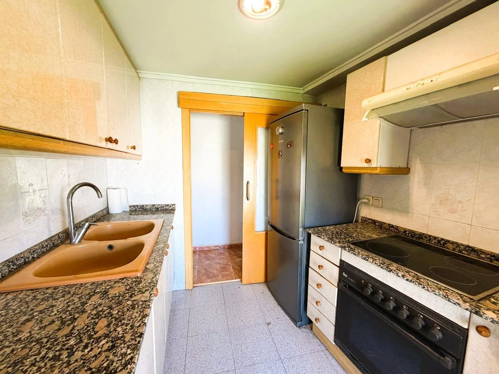 Bright top-floor flat near metro