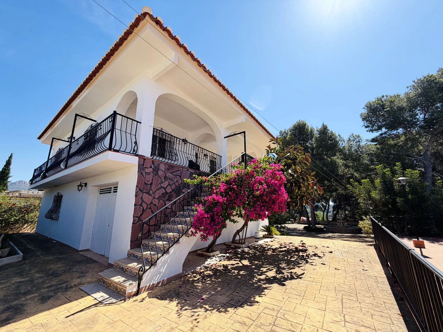 Casa con dos viviendas, piscina y 5 dormitorios