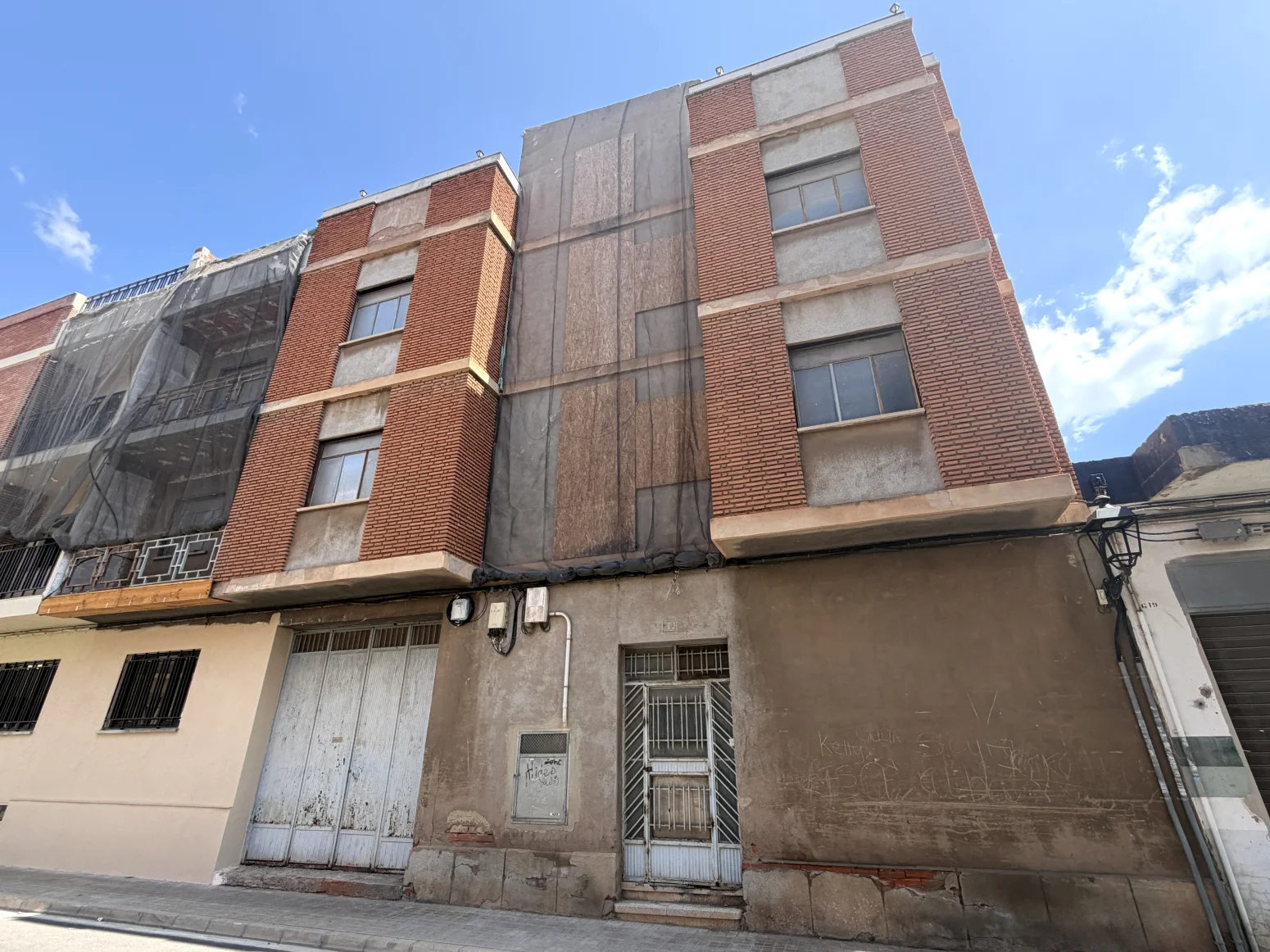 Edificio con proyecto residencial aprobado