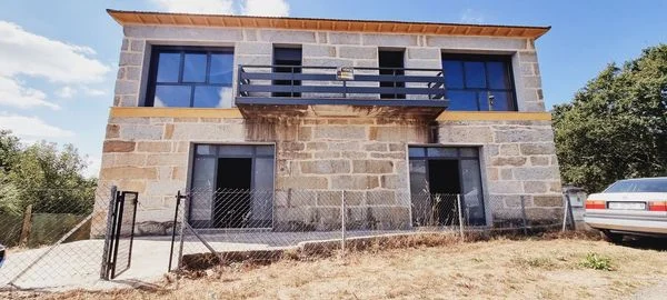 Casa independiente de piedra de 216 m²