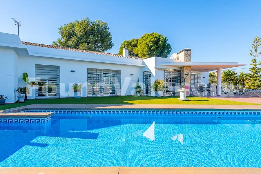 Villa elevada con piscina y vistas