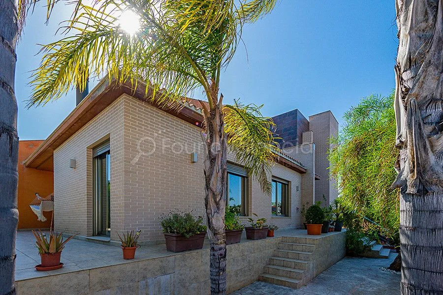 Villa moderna en Alcudia con garaje para cuatro coches