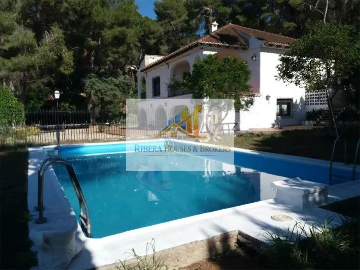Large Alzira chalet with private pool