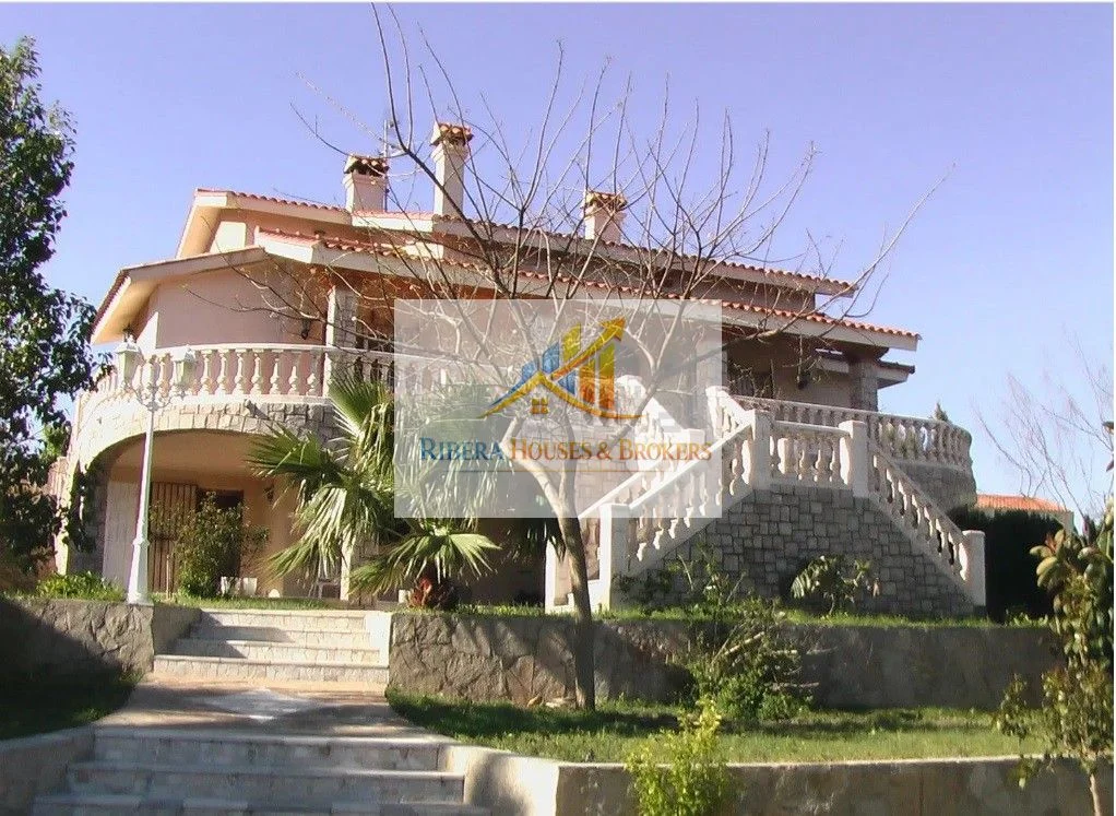 Large chalet in Picassent, 9 bedrooms