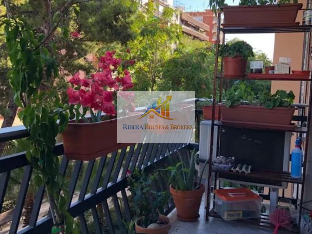 Spacious Torrent flat with four bedrooms