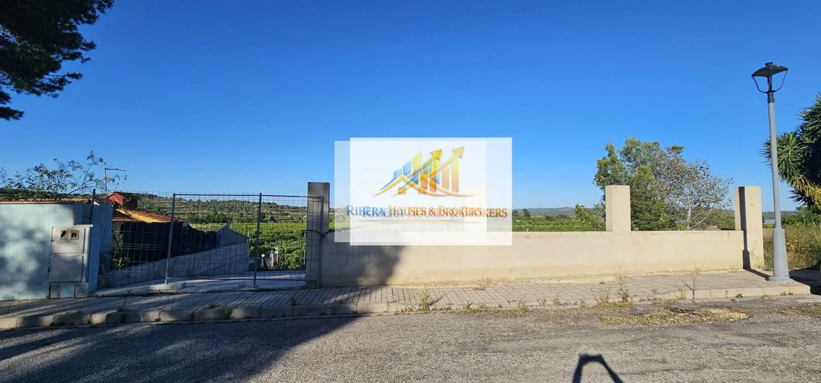 Urban plot in Montroy, 690 m²