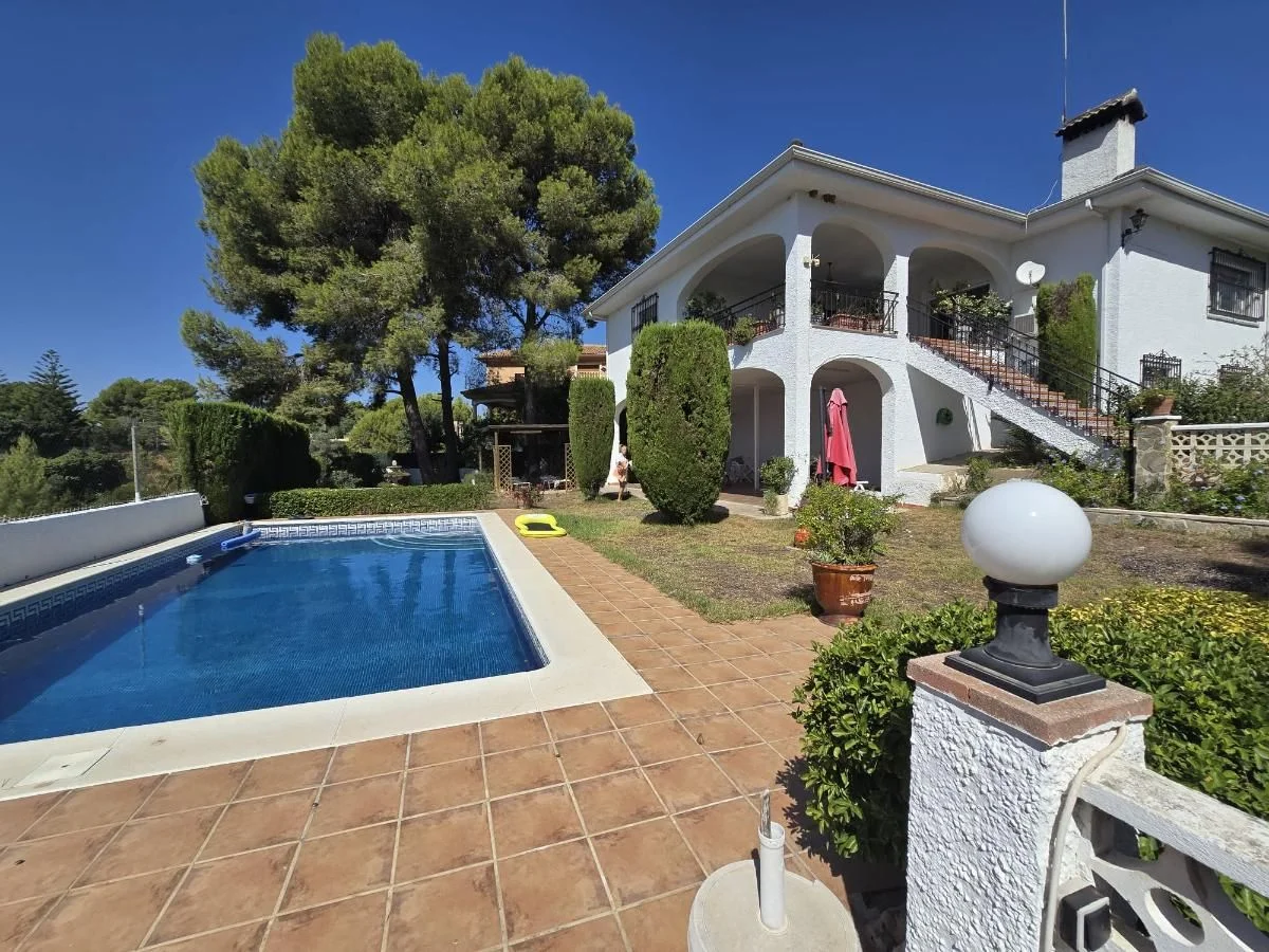 Large six-bedroom villa near Torrent