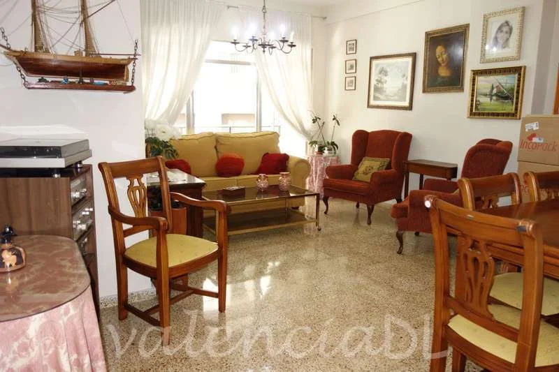 Luminoso piso de cuatro dormitorios con terraza