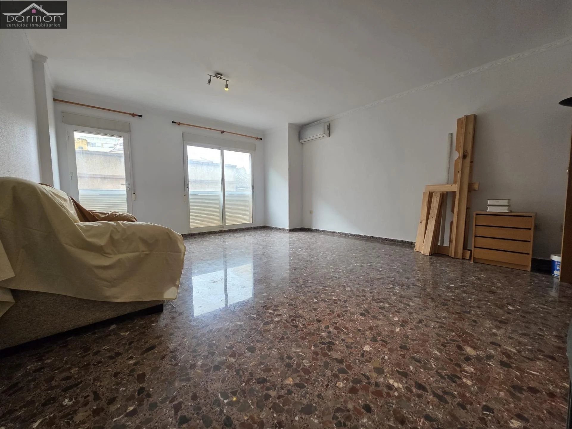 Renovated five-bedroom flat in Centro