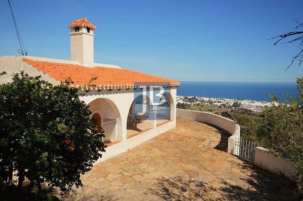 Sea-view chalet with 881 m² plot