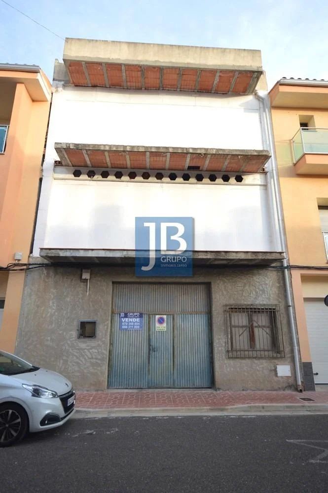 Three-floor building with conversion potential
