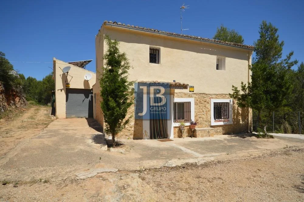 Rehabilitated rural estate with 11 hectares