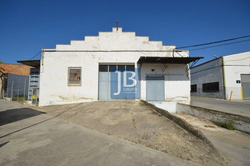 Industrial warehouse with three units