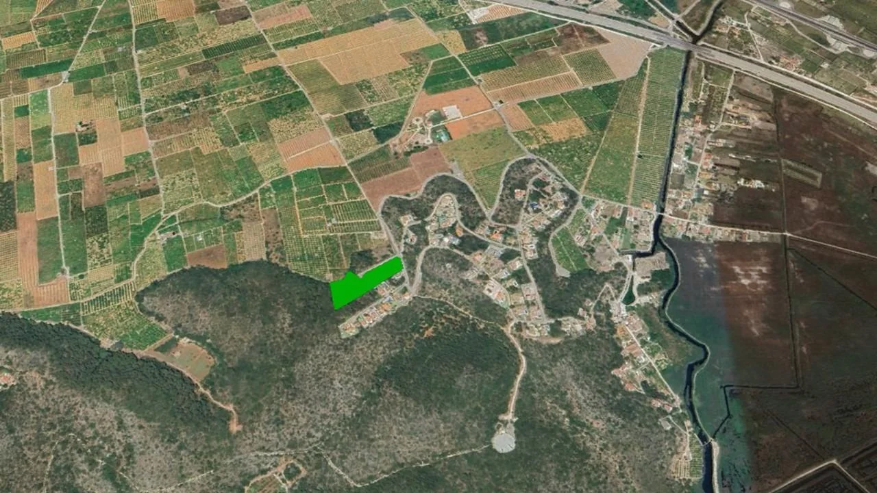 Developable 835 m² plot in Oliva