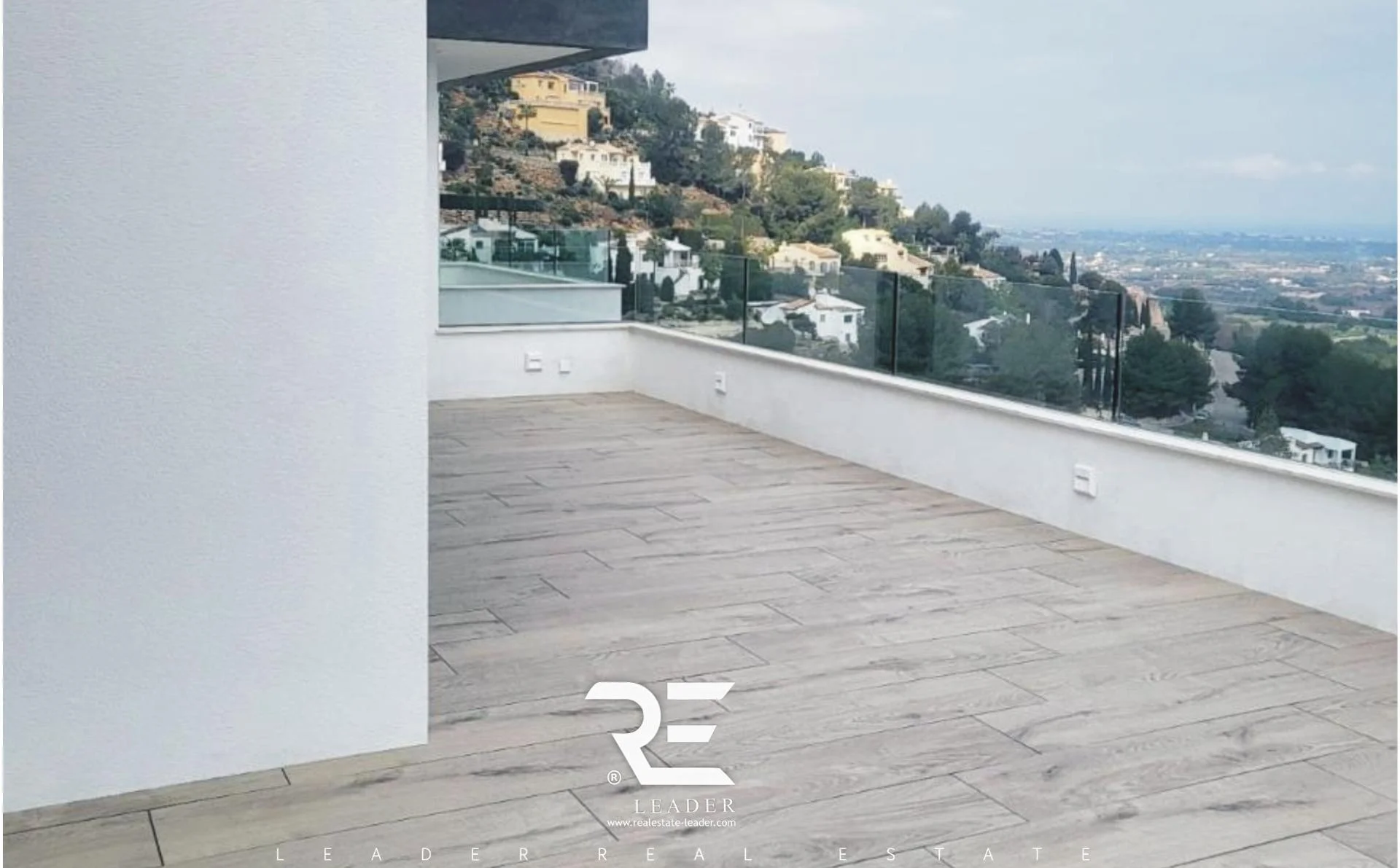 Sea-view penthouse with golf access