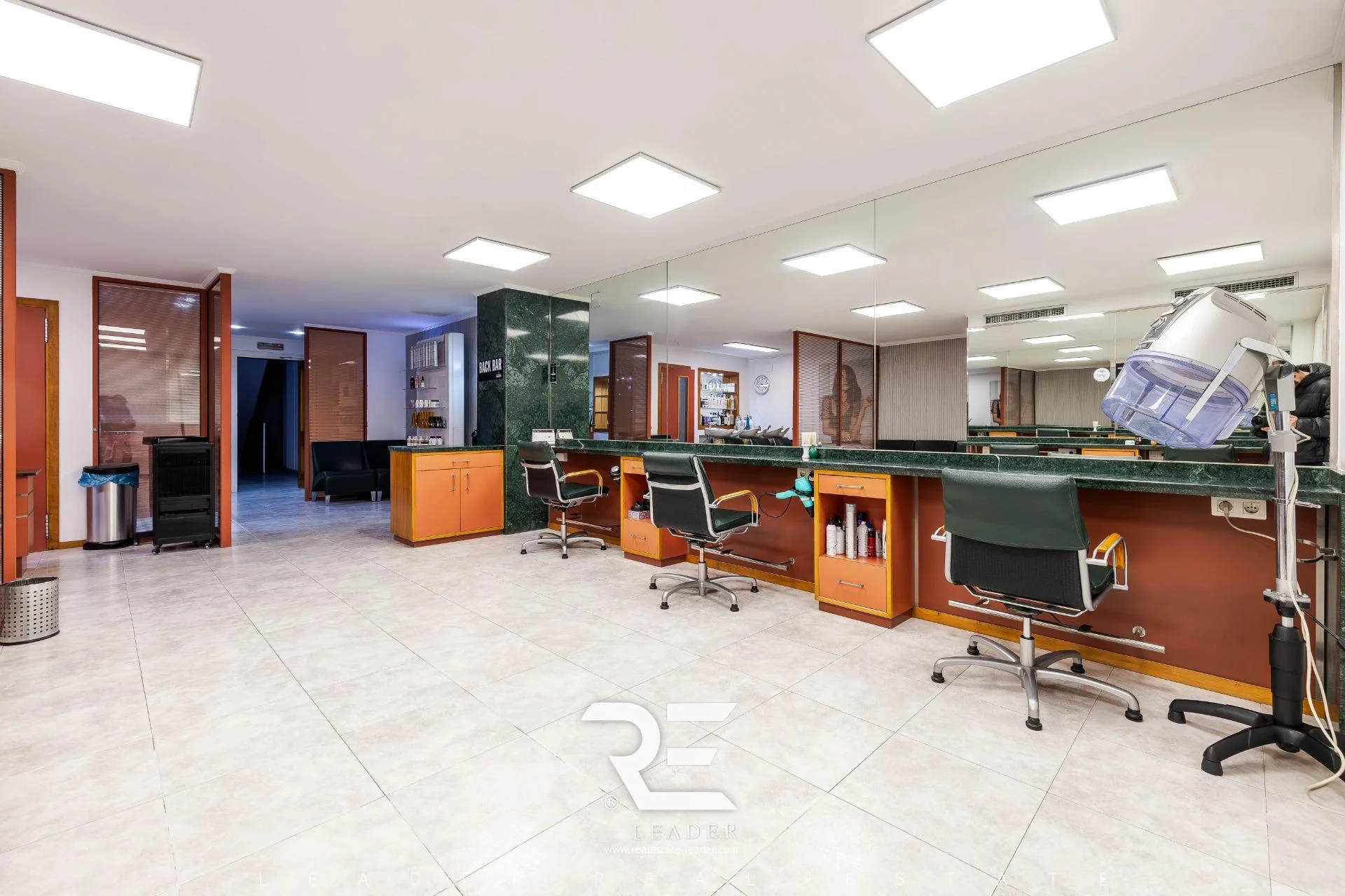 Prime-zone office with tenant