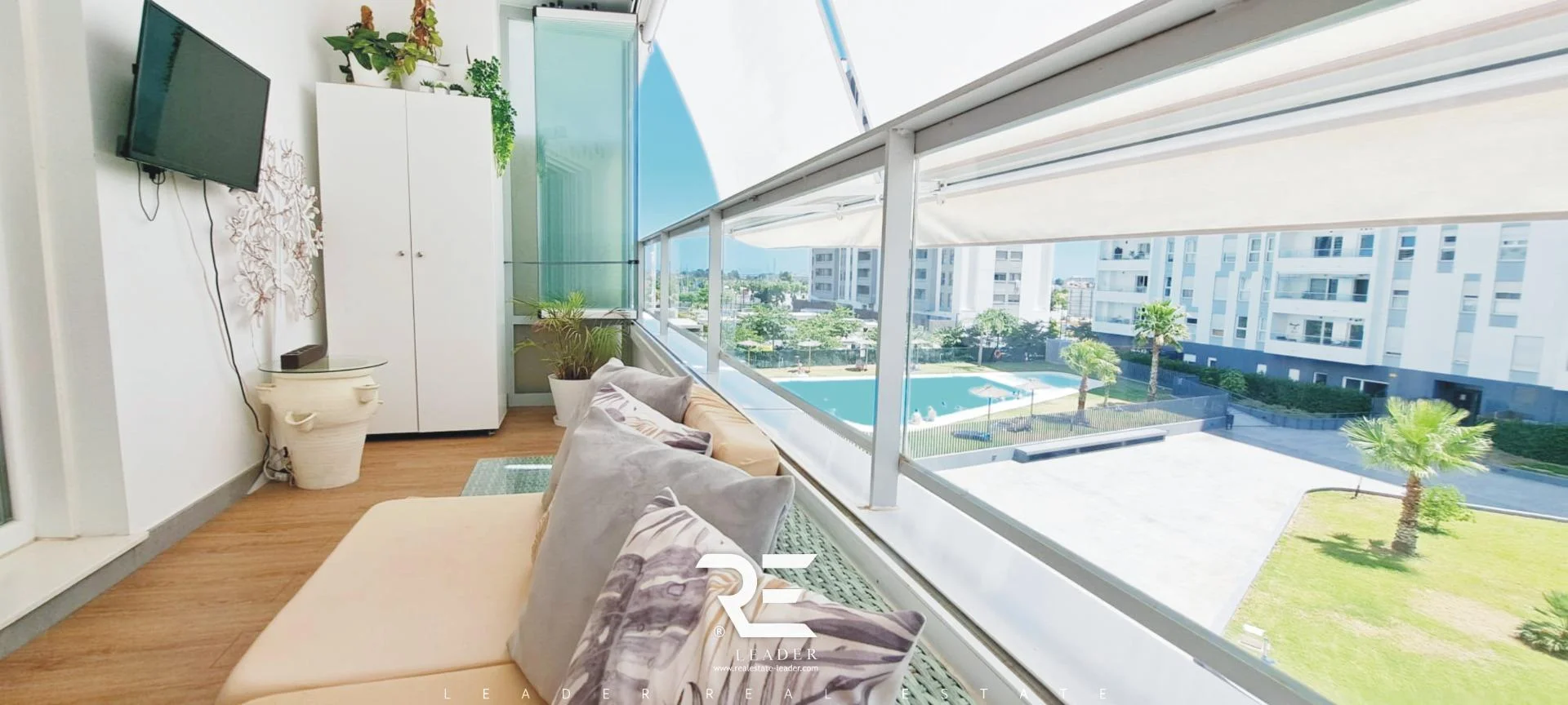 Malilla flat with terrace, pool