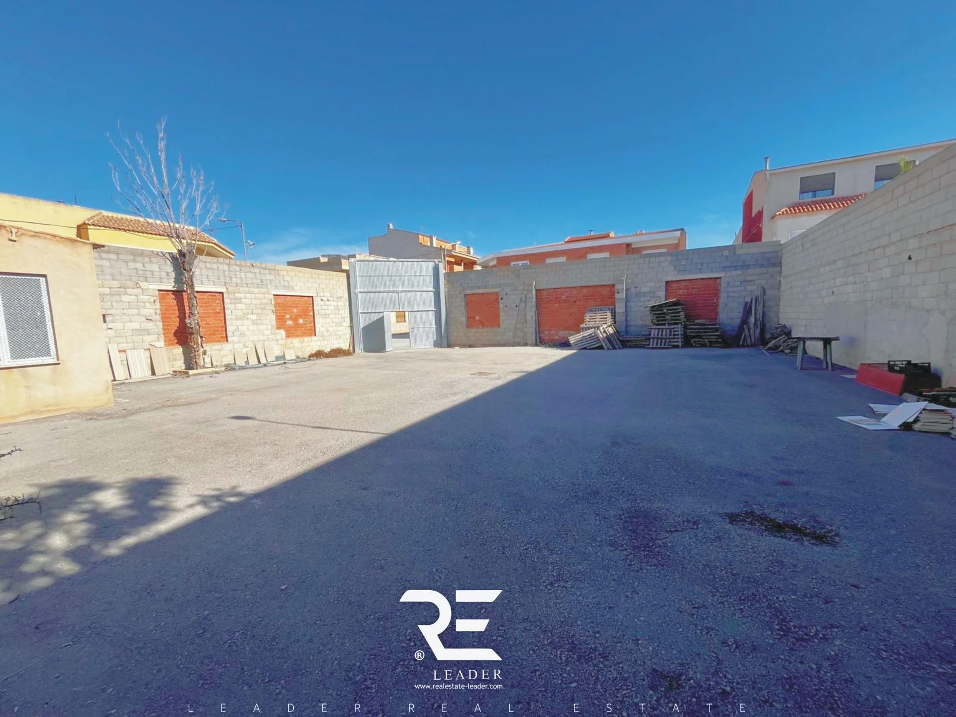 Solar urbano esquinero de 332 m²