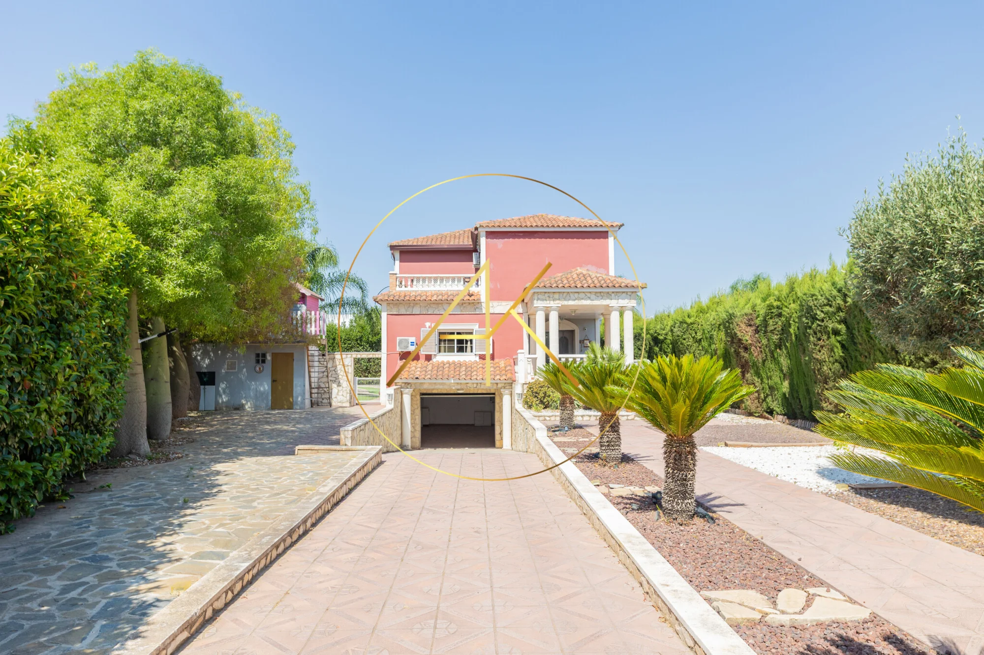 Golf-adjacent chalet with 369 m²