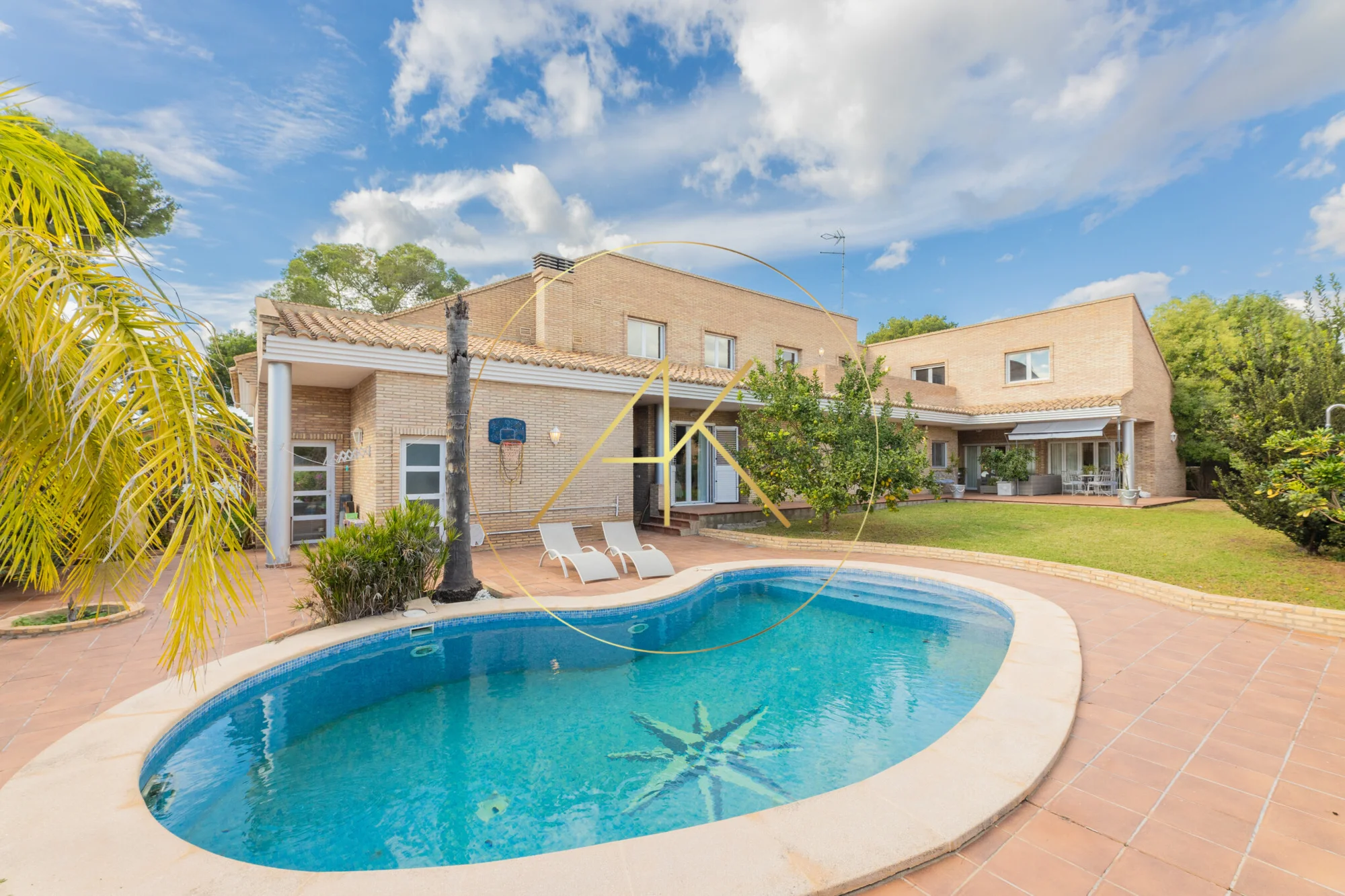 Chalet independiente con piscina y 4 dormitorios