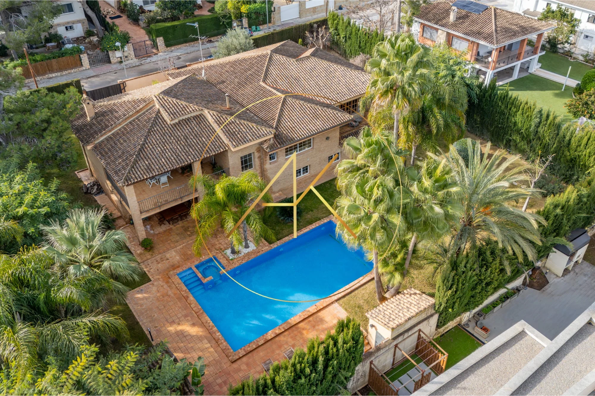 Large villa with 1,656 m² plot