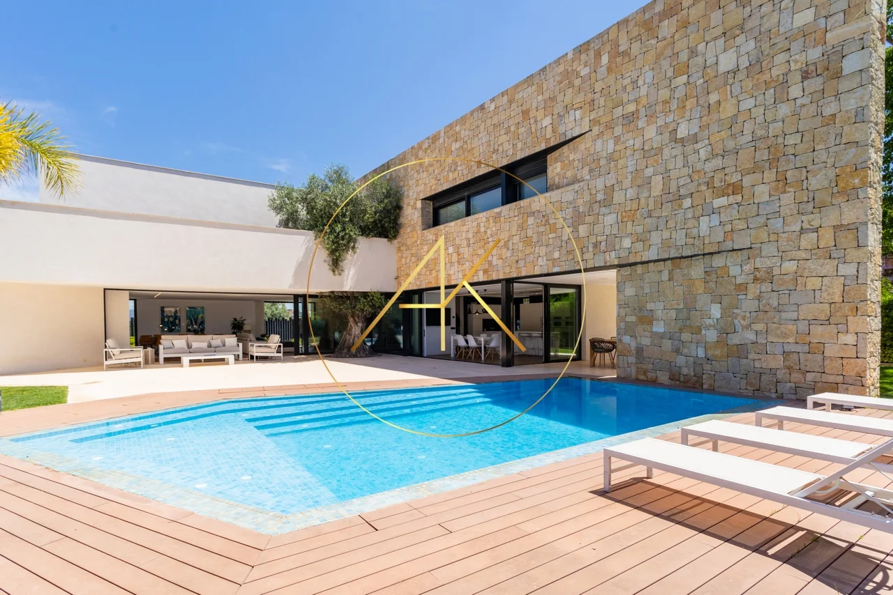 Designer villa with golf access, 620 m²