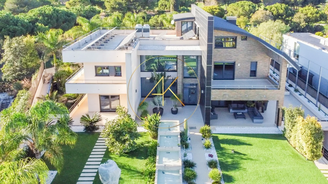 Golf-front luxury villa, 1,123 m²
