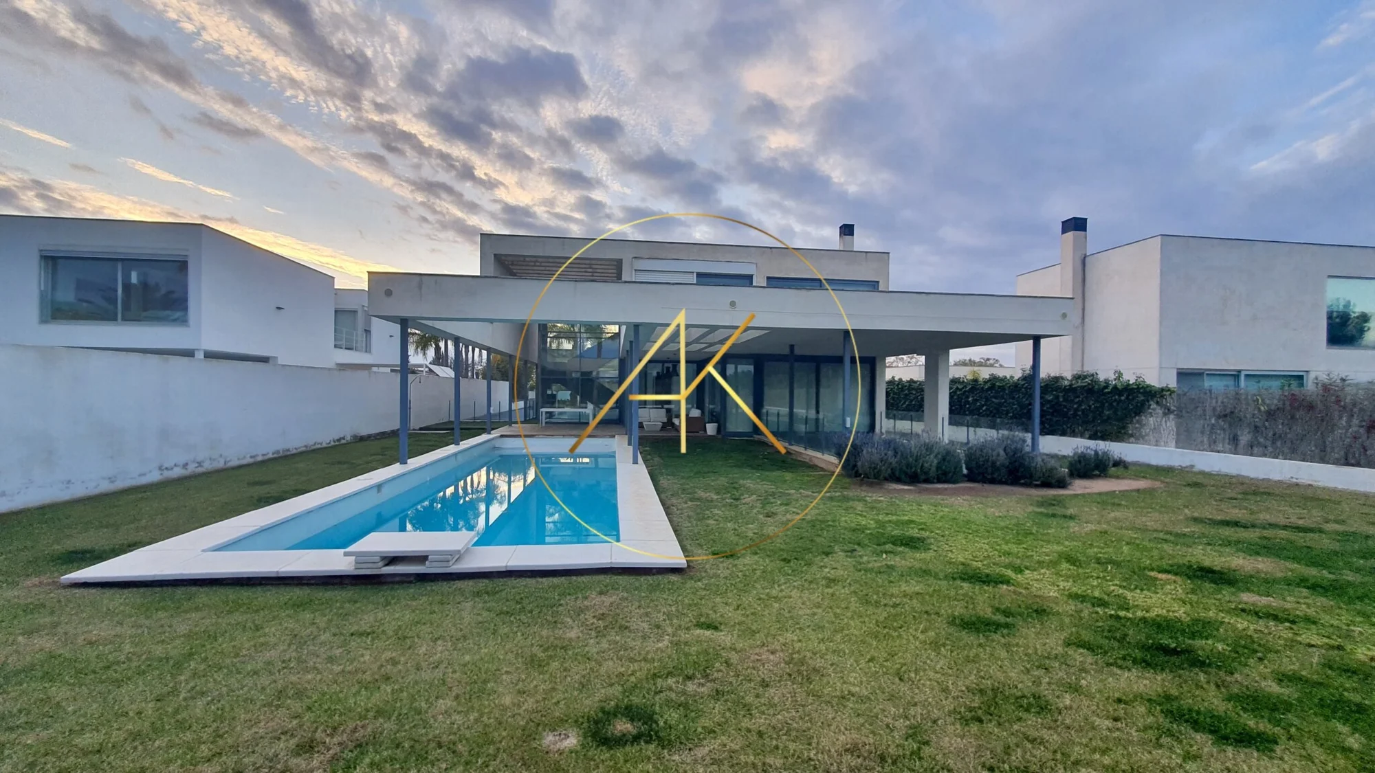 Golf-front villa with 465 m²