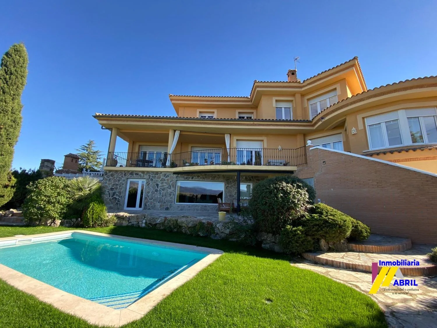 Three-storey chalet with Sierra views