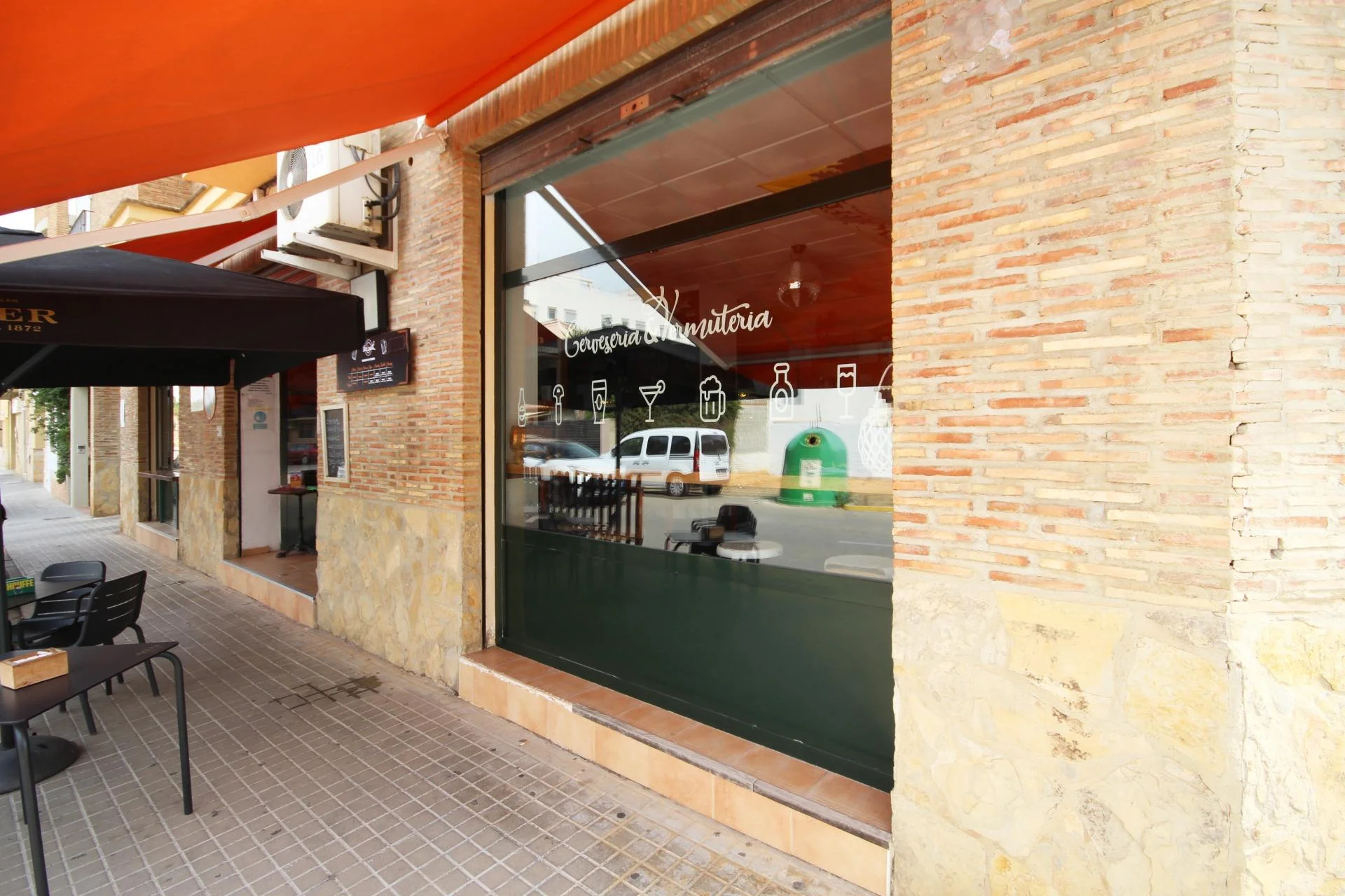 Operating café-bar in Monserrat, 135 m²